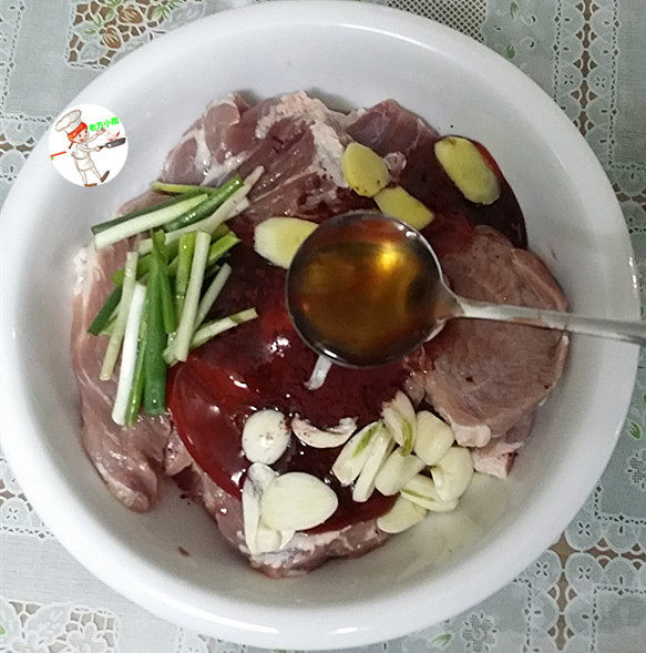 烤里脊肉,再加入葱、姜、蒜和2勺<a style='color:red;display:inline-block;' href='/shicai/ 718'>料酒</a>