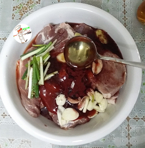 烤里脊肉,加入1勺<a style='color:red;display:inline-block;' href='/shicai/ 865'>蜂蜜</a>