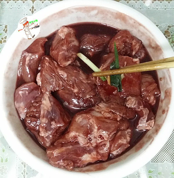 烤里脊肉,抓拌均匀后室温腌制1小时,再拣出葱姜蒜等调料,盖上保鲜膜,放至冰箱冷藏腌制过夜