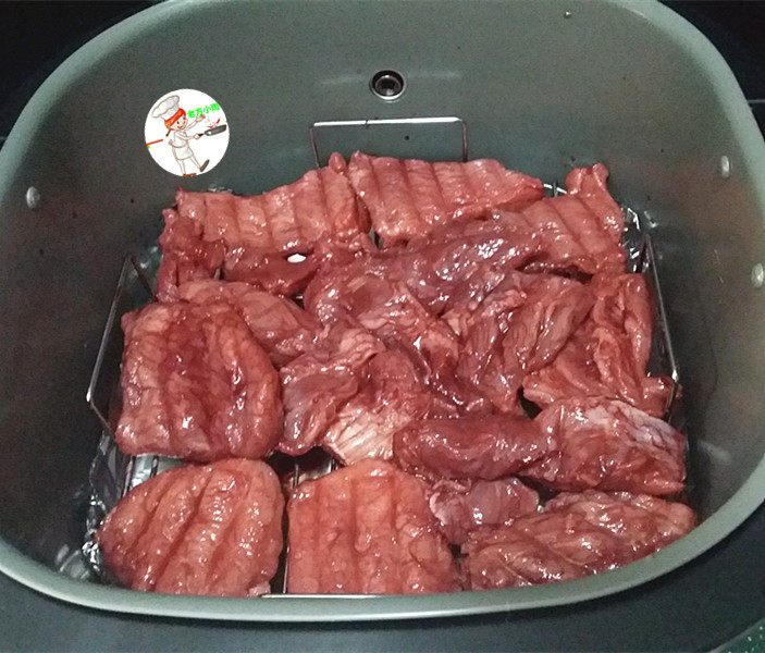 烤里脊肉,10分钟后打开上盖:先刷层叉烧汁,翻面、再刷层叉烧汁
