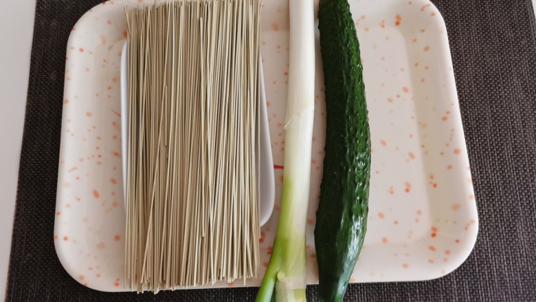 家常拌面,食材准备好。