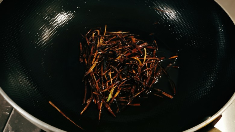 家常拌面,炒至焦糊色,将葱捞出,锅中留下适量葱油,其余葱油可以炒制其它菜肴。