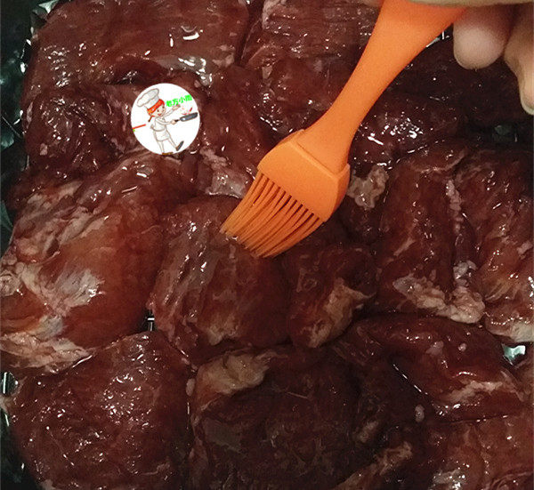 烤里脊肉,表面刷些,腌肉时渗出来的叉烧汁