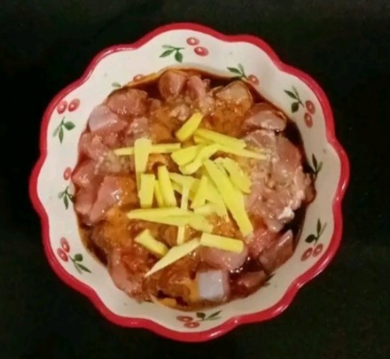 牛肉粒炒豌豆,放入<a style='color:red;display:inline-block;' href='/shicai/ 788'>生抽</a>、淀粉、<a style='color:red;display:inline-block;' href='/shicai/ 728'>嫩肉粉</a>、油、姜丝