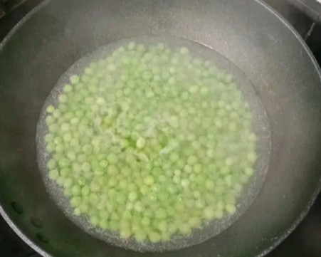 牛肉粒炒豌豆,起锅烧水,水开倒入<a style='color:red;display:inline-block;' href='/shicai/ 148'>豌豆</a>焯水