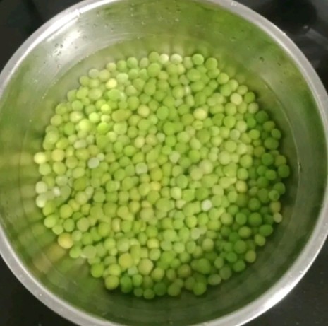 牛肉粒炒豌豆,捞出后用冷水浸泡,沥干水分待用