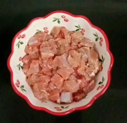 牛肉粒炒豌豆,<a style='color:red;display:inline-block;' href='/shicai/ 216'>牛肉</a>清洗干净切粒