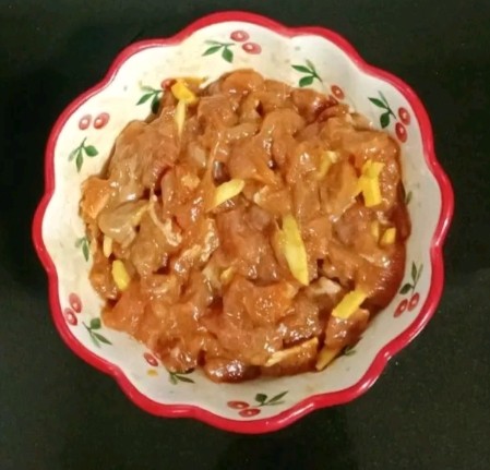 牛肉粒炒豌豆,搅拌均匀,腌制15分钟