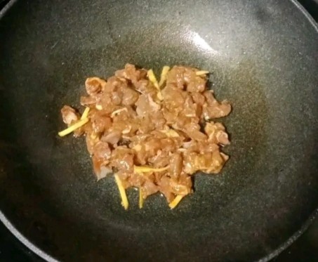 牛肉粒炒豌豆,锅中热油,倒入牛肉