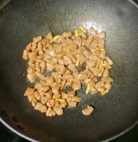 牛肉粒炒豌豆,加入少许<a style='color:red;display:inline-block;' href='/shicai/ 900'>白酒</a>,炒熟后装盘待用