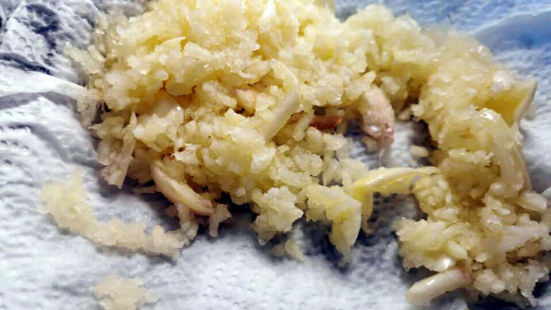 蒜蓉蒸龙虾,吸干表面水分(防油爆)