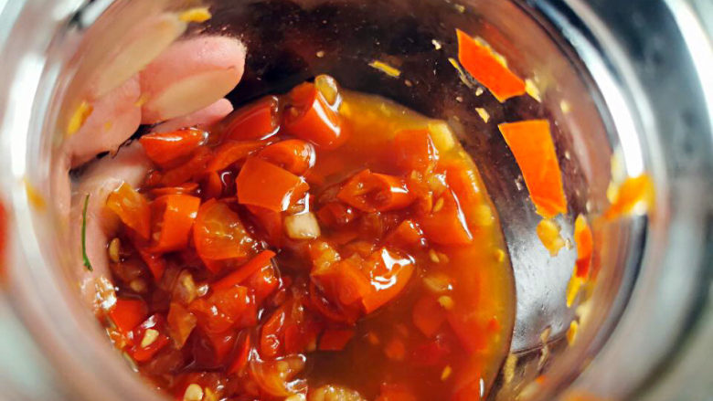 蒜蓉蒸龙虾,出锅后的龙虾🦞,先垫上荞麦面条,再淋上蒜蓉酱,葱花,<a style='color:red;display:inline-block;' href='/shicai/ 803'>剁椒</a>。