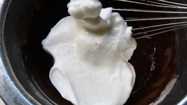 巧克力乳酪蛋糕,取三分之一蛋白霜加入蛋黄糊里,混合均匀