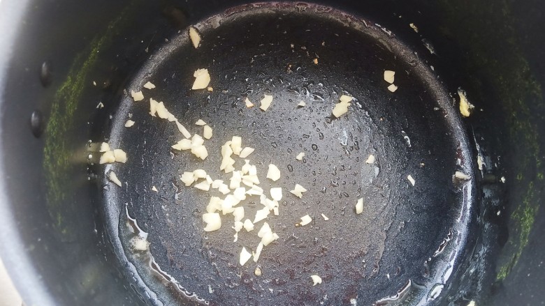 家常拌面,锅中放少许油,加入蒜末爆香。
