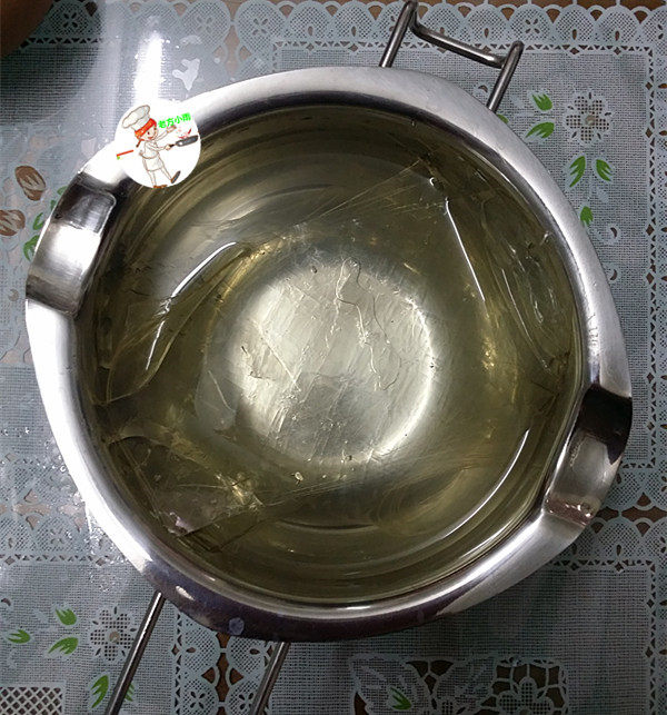 巧克力乳酪蛋糕,在制作慕斯蛋糕前,第一步先把后面需要用的吉利丁片,用凉开水泡软