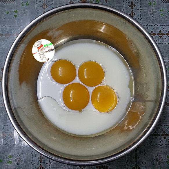 巧克力乳酪蛋糕,第二步制作巧克力蛋糕:盆中倒入牛奶和食用油,再把分离<a style='color:red;display:inline-block;' href='/shicai/ 9'>鸡蛋</a>,分好的蛋清放入一个无油无水的干净盆中,放冰箱冷藏待用;而蛋黄则放入牛奶油盆中,然后用蛋抽充分搅拌均匀