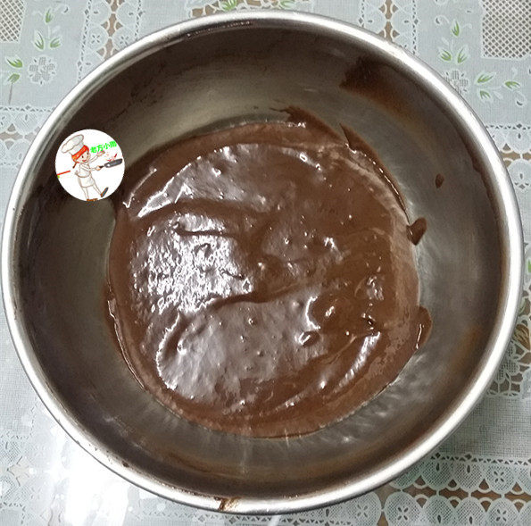 巧克力乳酪蛋糕,用挂刀拌成可流动的面糊,放一旁备用,蛋黄糊部分就做好了
