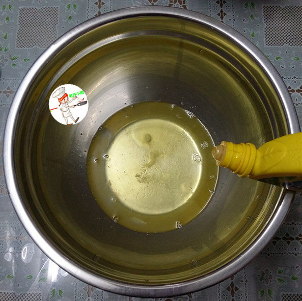 巧克力乳酪蛋糕,接下来打发蛋白霜:蛋清中加入1小撮食盐和少许<a style='color:red;display:inline-block;' href='/shicai/ 919'>柠檬汁</a>;同时按180度上下火,预热烤箱