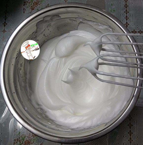 巧克力乳酪蛋糕,纱砂糖分三次加入,用电动打蛋器打至出现小弯钩状态,既湿性发泡状