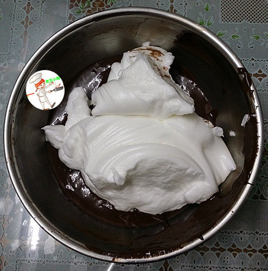 巧克力乳酪蛋糕,取1/3蛋白霜到可可蛋黄糊中,用挂刀上下翻拌均匀,切记:不要划圈搅拌哦