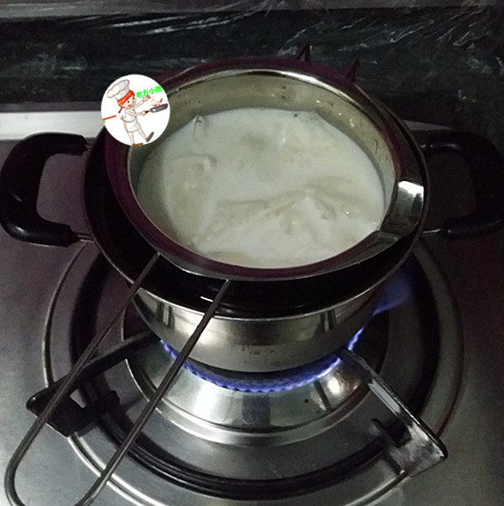 巧克力乳酪蛋糕,第三步制作奶油馅:先将浸泡吉利丁片的水倒掉,再倒入200克<a style='color:red;display:inline-block;' href='/shicai/ 13431'><a style='color:red;display:inline-block;' href='/shicai/ 13431'>纯牛奶</a></a>,用隔水加热的方法,边加热边搅拌,搅至吉利片完全融化;离火放凉,备用