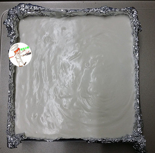 巧克力乳酪蛋糕,再放一片蛋糕,把剩下的奶油糊,全部倒进来,抹平,送入冰箱冷藏3小时以上,直至蛋糕完全凝固