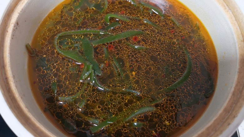 骨汤河粉,下入海带丝煮熟,放盐调味。