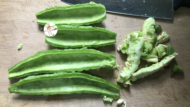 凉拌苦瓜丝,苦瓜切去两头,再用勺子刮去内瓤,把旁边的白膜也刮掉,可以减少苦味