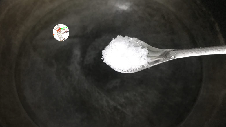 凉拌苦瓜丝,锅中烧热水,水开后放入几滴食用油、1小撮食盐和1小勺<a style='color:red;display:inline-block;' href='/shicai/ 3729'>白糖</a>