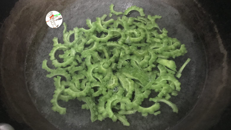 凉拌苦瓜丝,把苦瓜片放进去,焯烫1分钟,变色后捞出