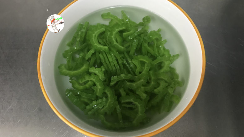 凉拌苦瓜丝,变色后捞出,放入准备好的冰水中过凉
