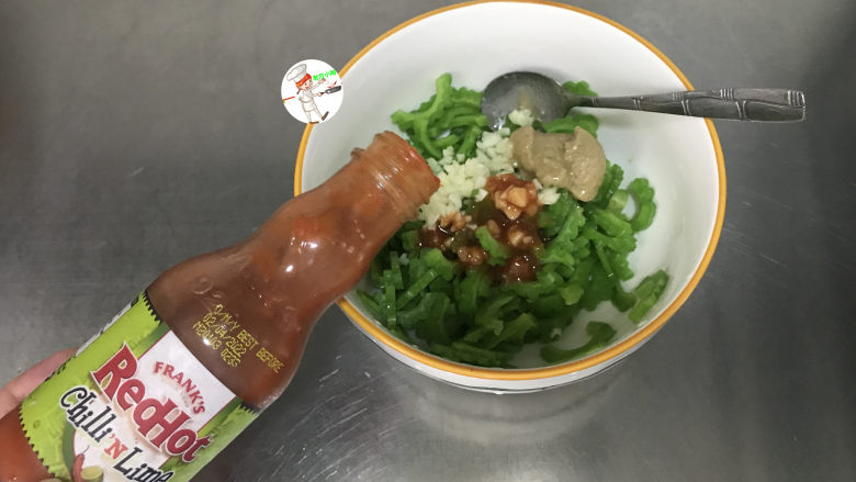 凉拌苦瓜丝,最后再加入青柠酸辣汁,这个酸辣汁味道比较咸,就不用再放盐了