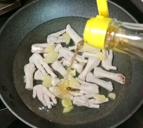 花生红枣鸡爪汤,放入姜片,倒入<a style='color:red;display:inline-block;' href='/shicai/ 718'>料酒</a>