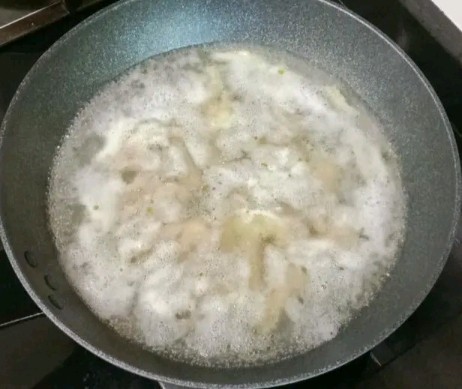 花生红枣鸡爪汤,大火焯水两分钟,中途撇去浮沫