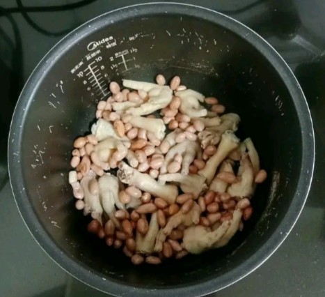 花生红枣鸡爪汤,捞出后放入锅中,倒入花生