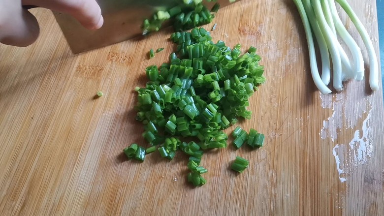 葱油蚕丝饼(饺子皮版),先把小葱洗干净控干水分,只要葱叶,把葱叶切成葱花