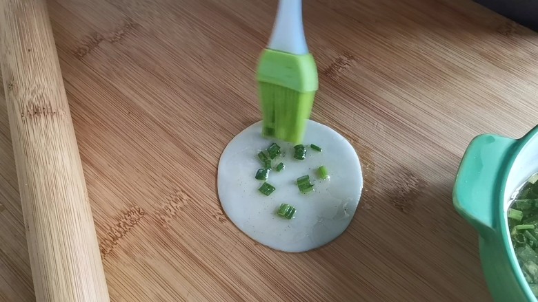 葱油蚕丝饼(饺子皮版),取一张饺子皮,舀点葱油