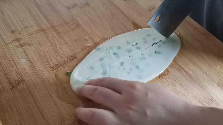 葱油蚕丝饼(饺子皮版),再用刀从上往下划几个口子,两头不要划断