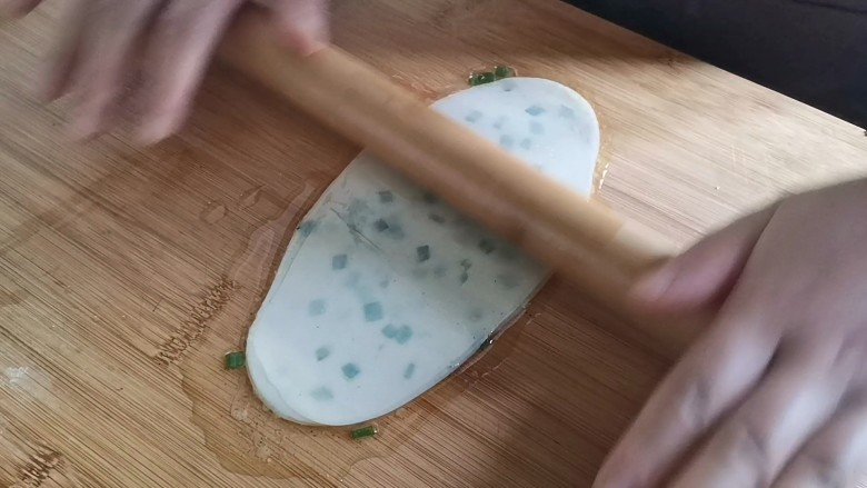 葱油蚕丝饼(饺子皮版),再用擀面杖上下擀开,擀成椭圆形