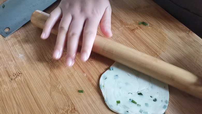 葱油蚕丝饼(饺子皮版),用擀面杖擀成圆形饼坯