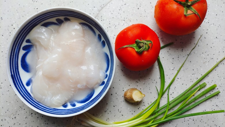 番茄炒鱼片,首先我们准备好所有食材（巴沙鱼片我买的是免洗免腌制的半成品）