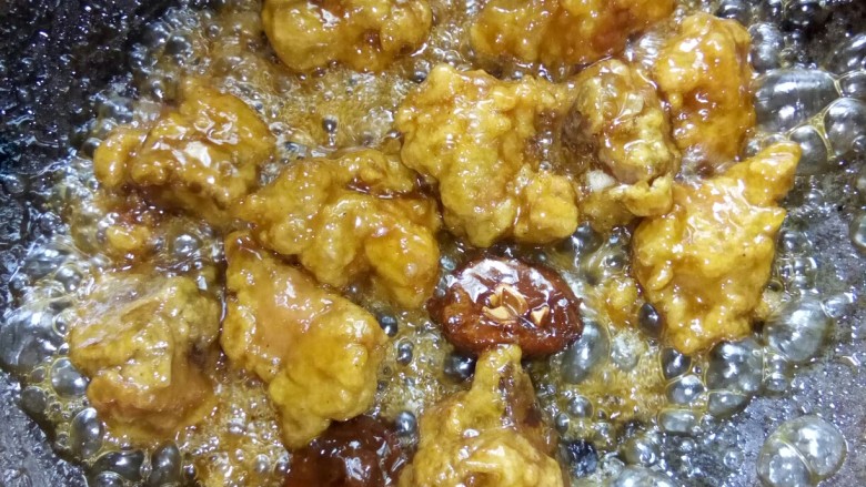 梅香糖醋排骨,小火收汁,加醋烹炒。