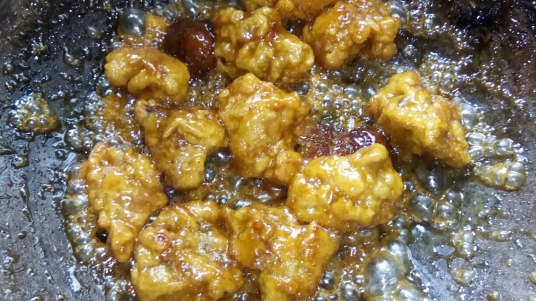 梅香糖醋排骨,浓稠后关火,起锅。
