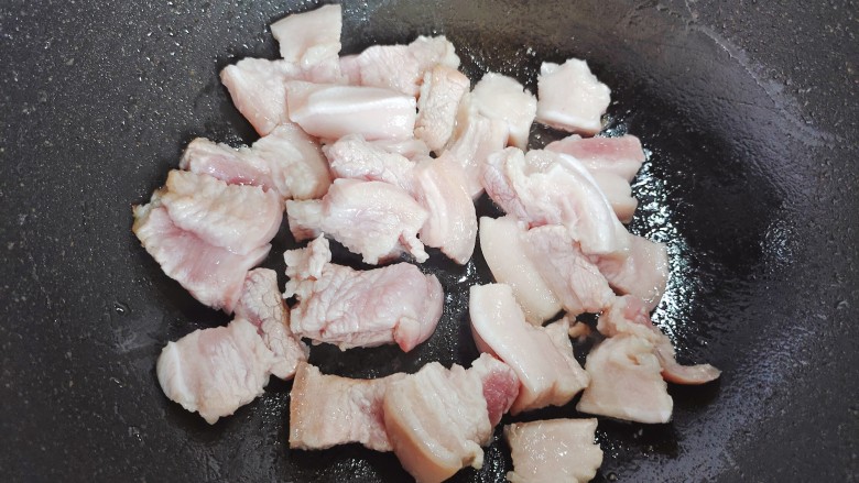 五花肉炖白菜,锅内入少许食用油,油热后下肥肉片