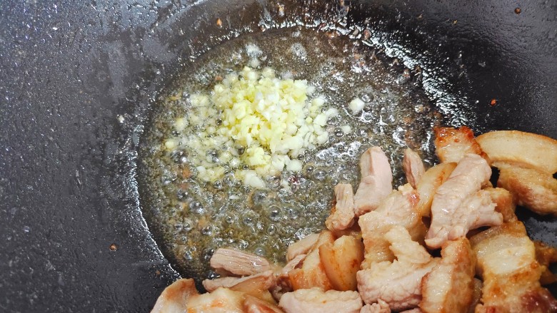 五花肉炖白菜,加入生姜大蒜末,转中大火,炒香