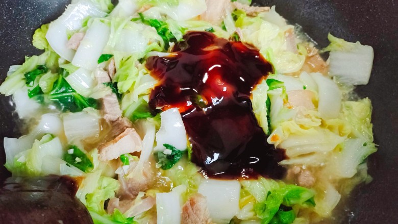 五花肉炖白菜,加适量蚝油,翻炒均匀,即可