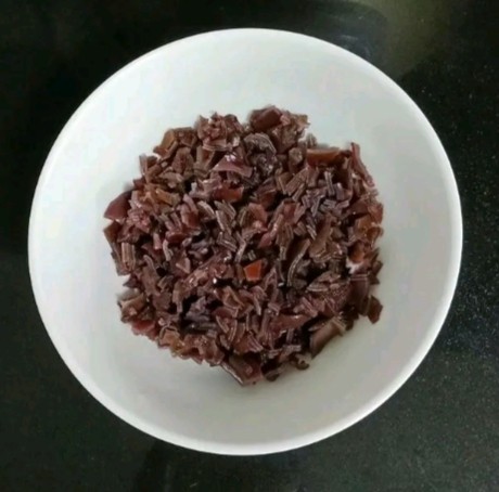 猪肉木耳酿苦瓜,清洗干净后切碎