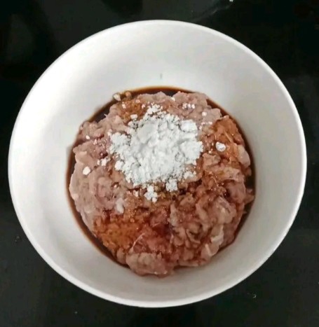 猪肉木耳酿苦瓜,加入<a style='color:red;display:inline-block;' href='/shicai/ 718'>料酒</a>、盐、<a style='color:red;display:inline-block;' href='/shicai/ 788'>生抽</a>、淀粉，食用油