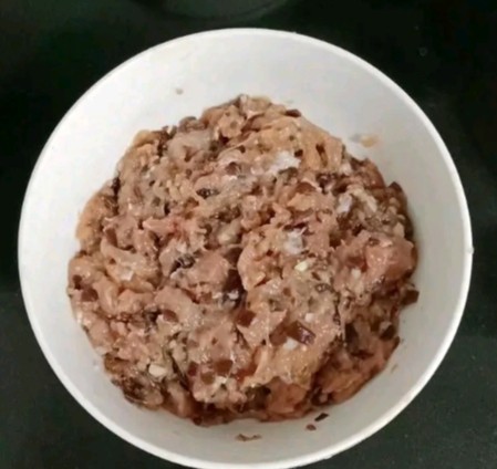 猪肉木耳酿苦瓜,再加入木耳碎搅拌均匀