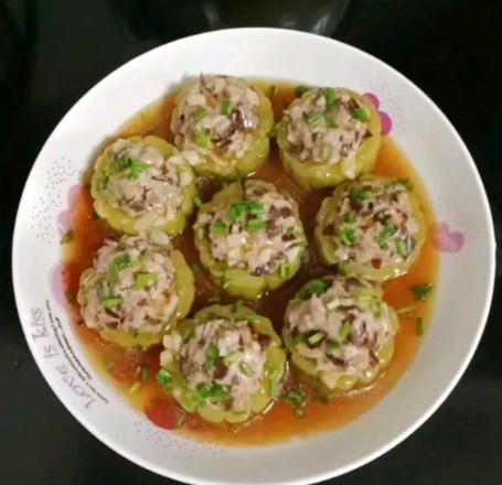 猪肉木耳酿苦瓜,浇在蒸好的酿苦瓜上,撒入<a style='color:red;display:inline-block;' href='/shicai/ 3250'>葱</a>花即可